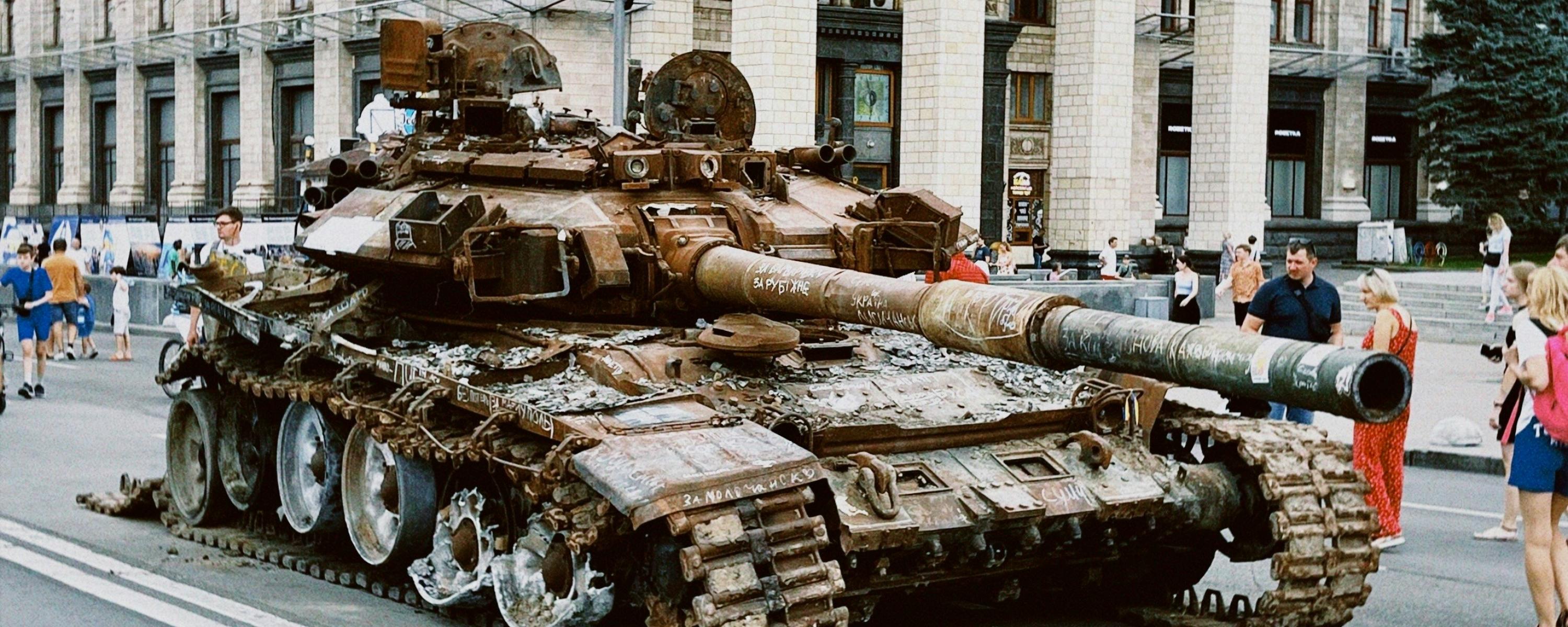 Ein zerstörter Panzer steht ausgestellt auf einer Strasse in der Innenstadt