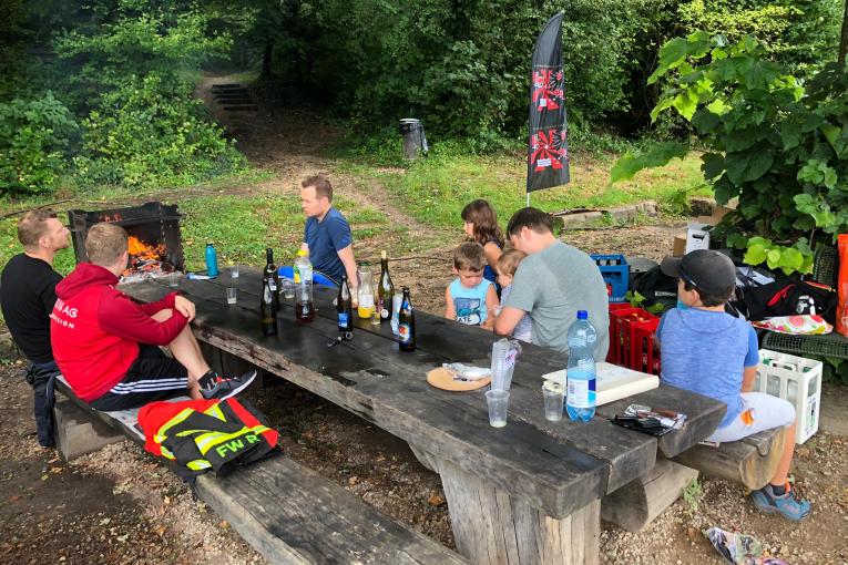 Mitglieder und Familie beim Grillieren bei der Friedenslinde